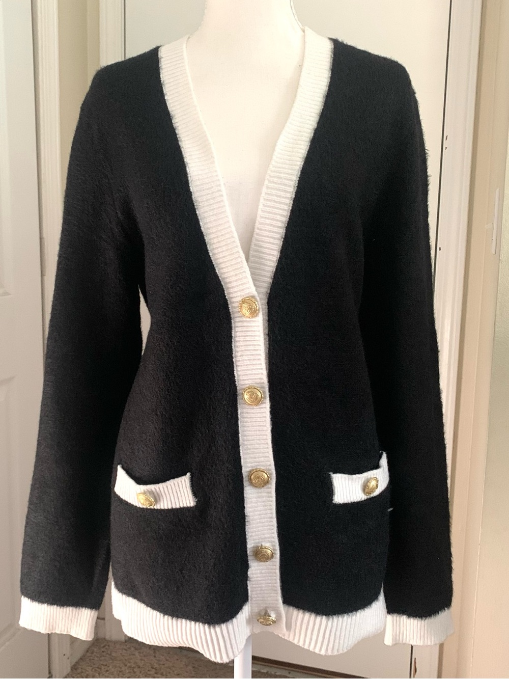 TAHARI Women’s L Cardigan Sweater Black White Gold Button Pockets Fuzzy Classic